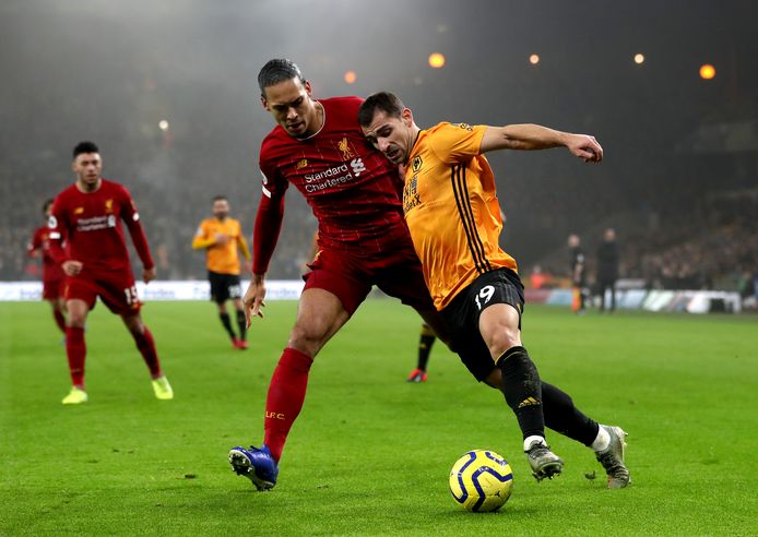 Virgil van Dijk in duel met Jonny.