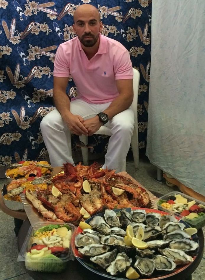 “Mensen zullen niet geloven dat Ashraf in Marokko mishandeld wordt”, zegt zijn familie. “Maar wie gelooft dat gevangenen in Marokko kreeft en oesters eten? Oók niemand, toch? Wel, er bestaat nochtans een foto van Ashraf met dat 'gevangeniseten'. Gemaakt in 2016. Hij zat toen al zeven jaar vast.”