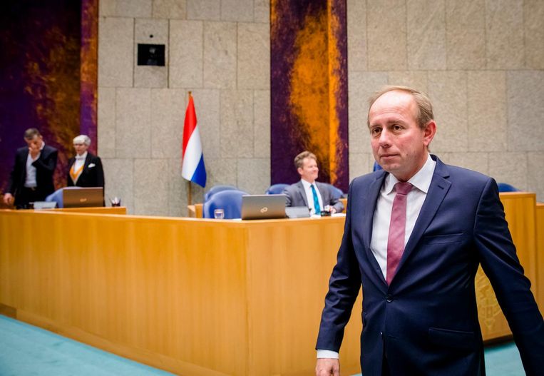 Kees van der Staaij (SGP) voor de Nederlandse vlag in de Tweede Kamer. Beeld anp