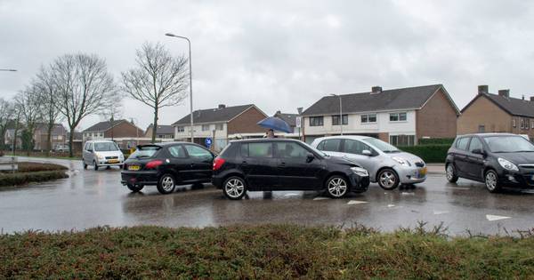 Auto's botsen op elkaar op kruising in Gendt