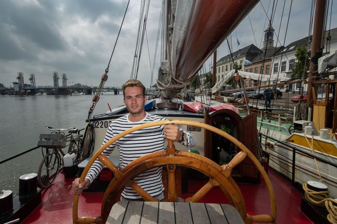 Luka Spano (20) uit IJsselmuiden kocht de klipper Hester en is nu de jongste charterschipper van Nederland.