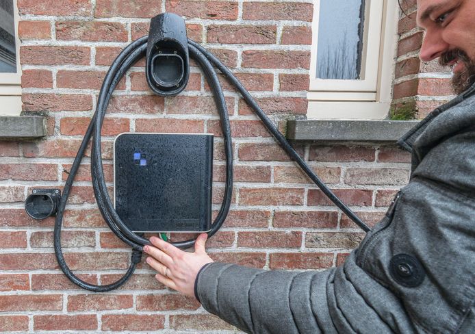 De laadinstallatie is niet met knoppen te bedienen, maar enkel met een app.