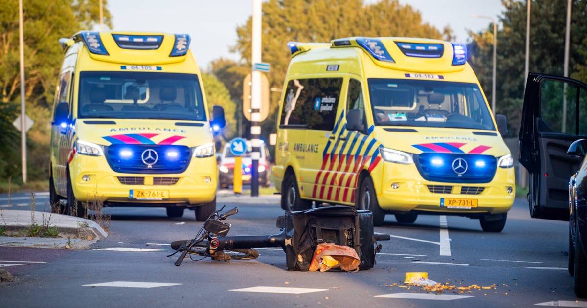 Maaltijdbezorger gewond na botsing met busje in Zwolle: slachtoffer naar ziekenhuis.