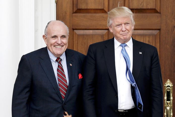 Archiefbeeld van Rudy Giuliani (links) en Amerikaans president Trump.