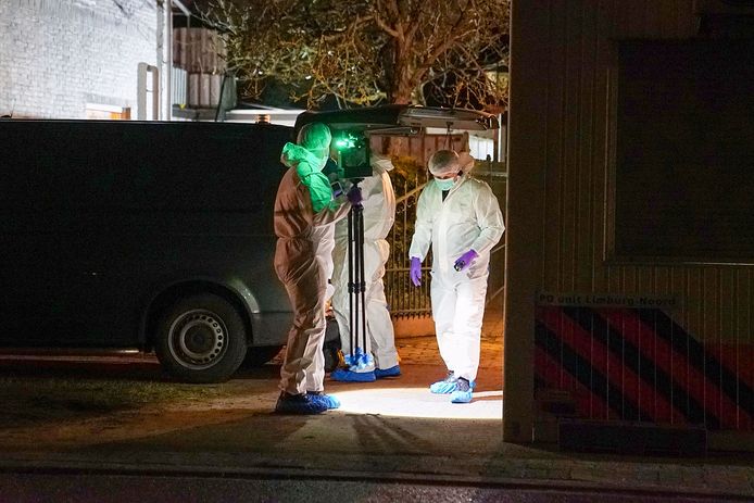 De politie doet onderzoek rond de bed and breakfast nadat er een vrouw is doodgestoken.