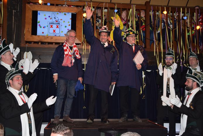 Burgemeester Jac Klijs heeft John Meeuwisse (midden) en René Clarijs de kiel van de gemeente Moerdijk uitgereikt tijdens het Uurke in 't Schuurke voor hun jarenlange inzet voor het openbare carnaval in Zevenbergen