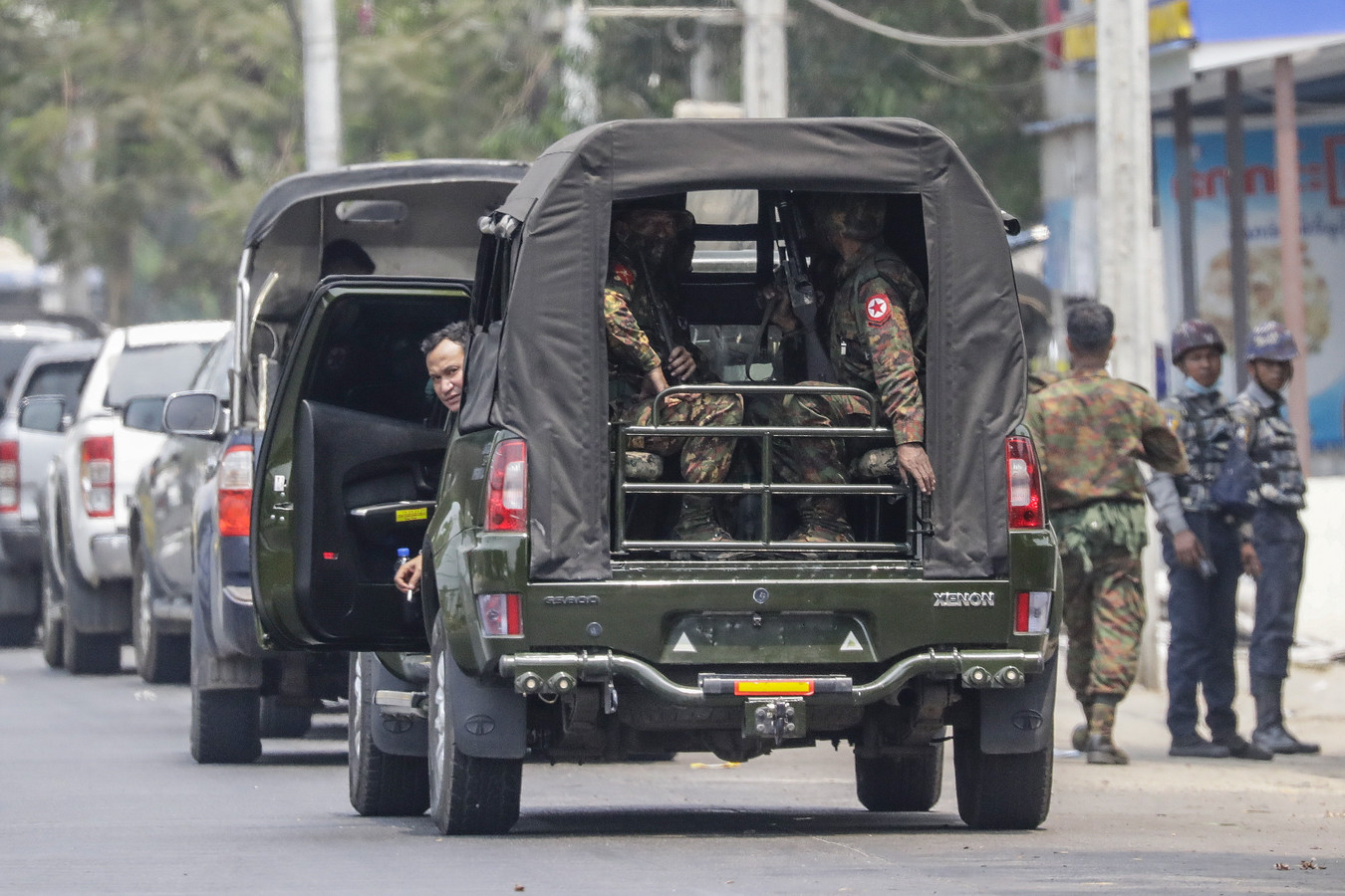 Militairen tijdens protesten in Yangon.