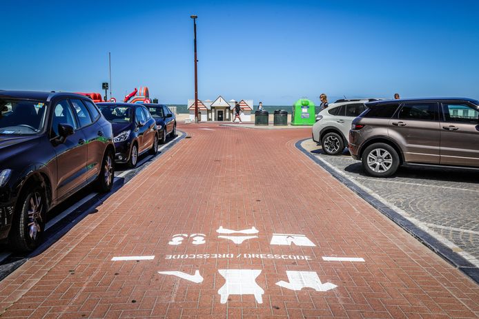 Dat je in Knokke beter je kleren aanhoudt, staat ook duidelijk aangeduid op de zeedijk.