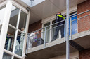 De forensische recherche doet maandag 5 december 2022 onderzoek in de woning aan de Stoeterij in Huissen.