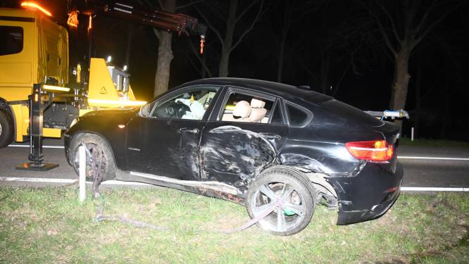 Jongeman (21) crasht met BMW na achtervolging van 70 kilometer en pleegt vluchtmisdrijf: dader gevat dankzij speurhond en helikopter