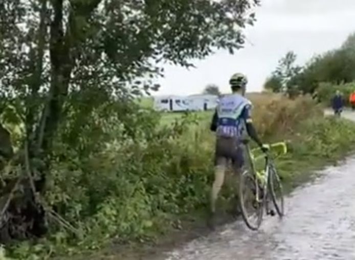 Le jogging de Kévin Van Melsen sur les pavés de Mons-en-Pévèle.