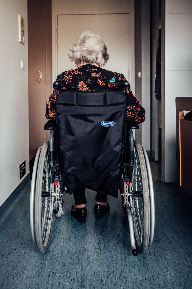 'In het vorige woonzorgcentrum zat ik samen met een oude vriendin. We hadden afgesproken dat we samen oudjaar zouden vieren, maar toen het zover was, was ze dood.' Beeld Wouter Van Vaerenbergh Humo 2020
