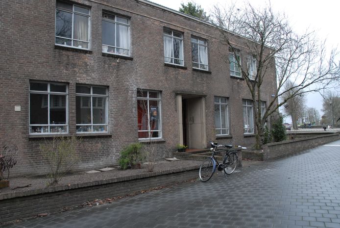 De ingang van de voormalige pastorie van de Sint-Cathrienkerk