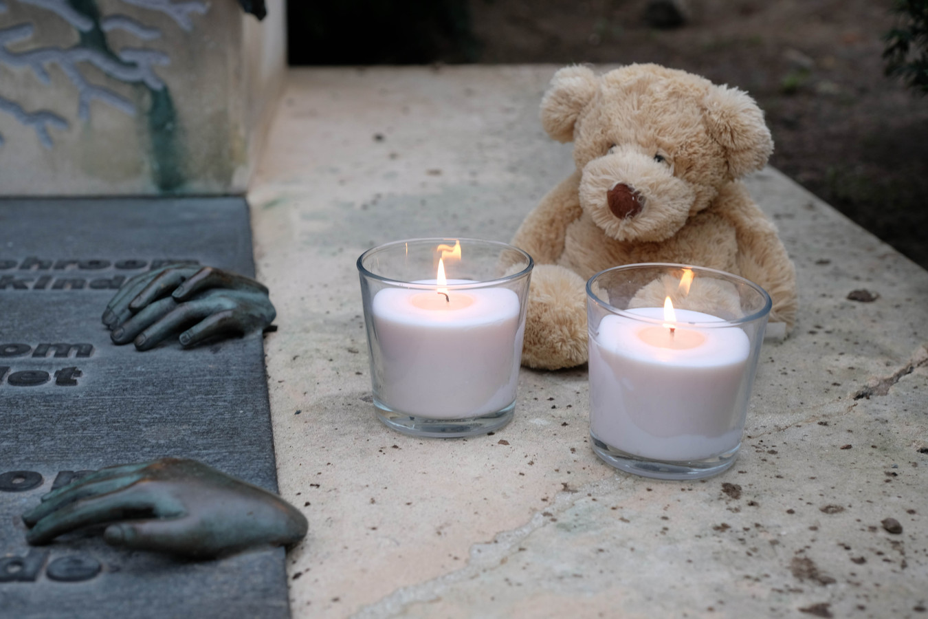 In Mechelen werd aan het Monument voor Verongelukte, Vermoorde en Vermiste Kinderen een wake gehouden voor Dean.