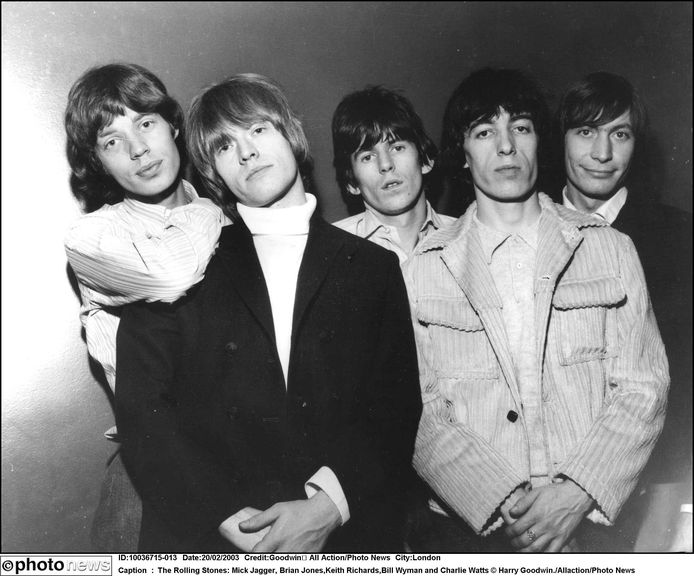 The Rolling Stones: Mick Jagger, Brian Jones, Keith Richards, Bill Wyman en Charlie Watts in de beginjaren van de band. Brian Jones, een van de originele bandleden, overleed in 1969 op 27-jarige leeftijd. Hij was een maand eerder uit de band gezet wegens een alcohol- en drugprobleem.