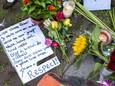 Mensen laten bloemen, kaarsjes en steunbetuigingen aan Peter R. de Vries achter in de Lange Leidsedwarsstraat in het centrum van Amsterdam. De misdaadverslaggever ligt zwaargewond in het ziekenhuis, na een aanslag op zijn leven.