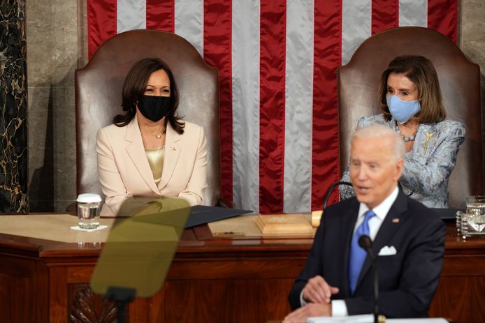 President Joe Biden met achter hem vicepresident Kamala Harris en de Democratische voorzitter van het Huis van Afgevaardigden Nancy Pelosi.