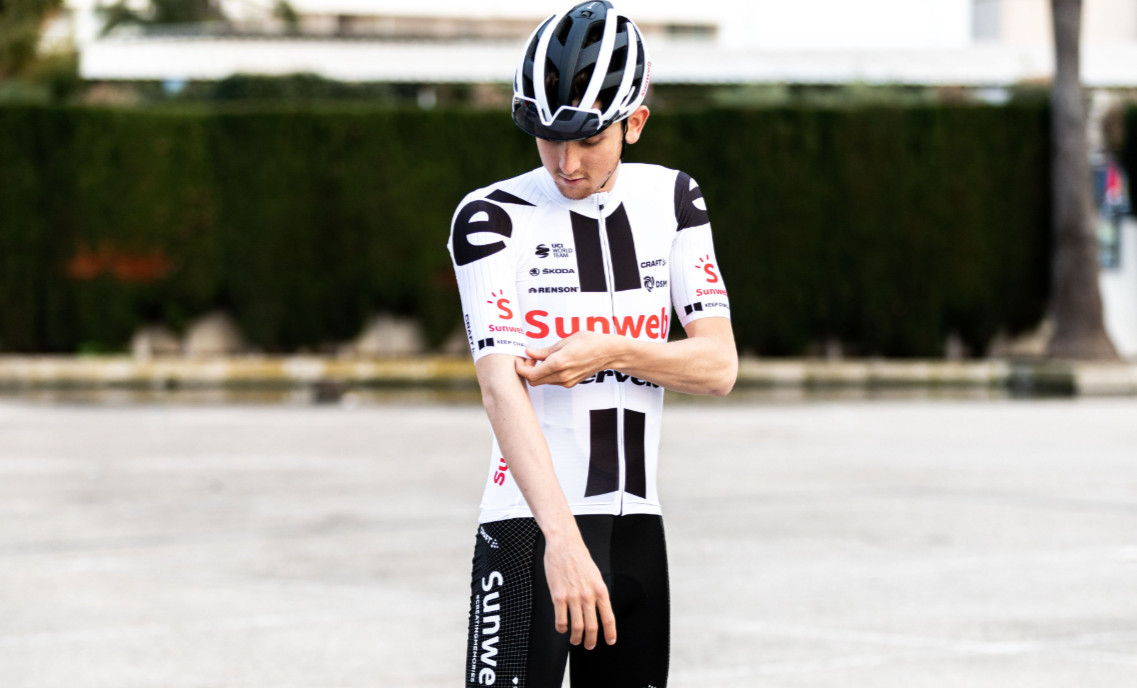 Team Sunweb ruilt rood weer in voor wit zwart tenue Foto AD