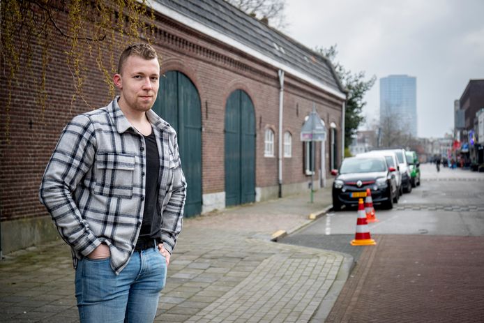 Ben Damen heeft een boek geschreven over Oud-Woensel. Straten als Fellenoord, Broekseweg, Kruisstraat en Woenselse Markt komen aan bod. Hij staat hier bij de oude boerderij aan de Van Brakelstraat, van de familie Van de Water.