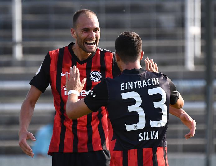 Aangever Bas Dost viert de 0-1 in de bekerwedstrijd tegen 1860 München met doelpuntenmaker André Silva.