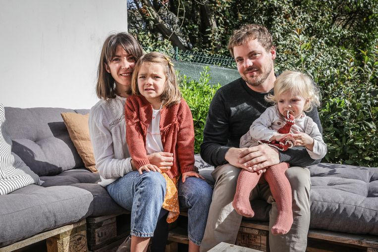 Alice Garnier en Rémy Gassiat met hun kinderen Margot (4) en Lou (2). Beeld Thibaud Moritz