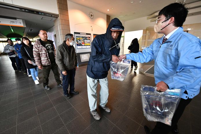 Mensen krijgen zakken met water uitgedeeld in Shika, in de prefectuur Ishikawa.