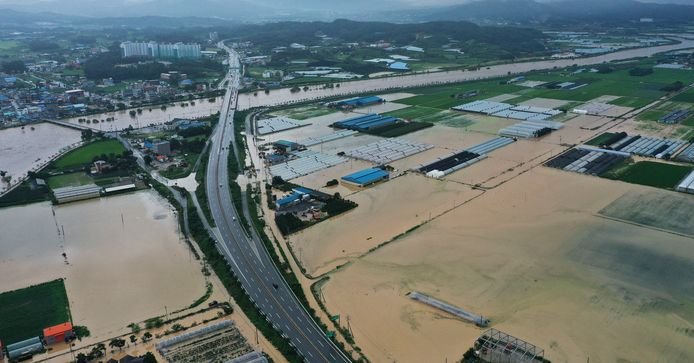 Akkers langs de Zuid-Koreaanse snelwegen zijn overstroomd.
