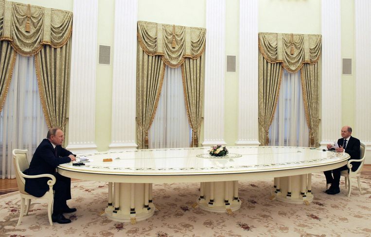 Putin (a sinistra) e Schulz all'ormai famoso tavolo del Cremlino.  foto AFP