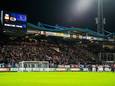 De spelers en supporters vieren gezamenlijk feest, na de 2-0 thuiszege op VVV-Venlo van afgelopen zaterdag.