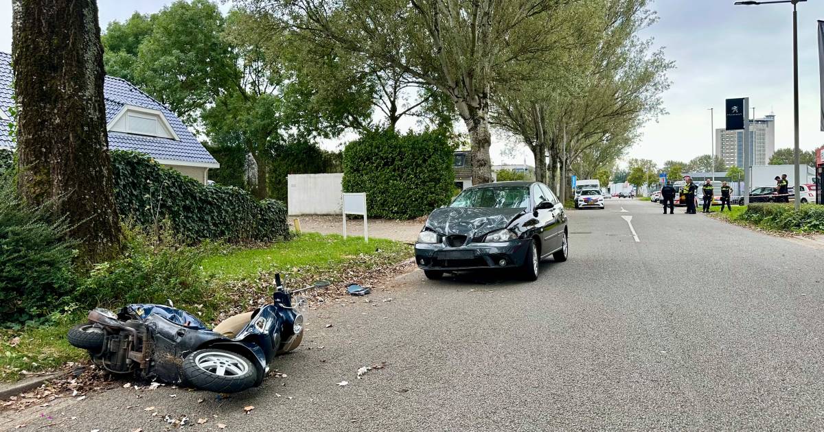 Scooterrijder en passagier raken zwaargewond bij botsing met automobilist.