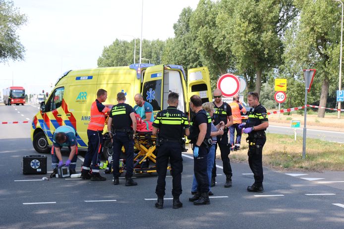 De chauffeur bleek na de aanrijding op de Groene Kruisweg Oost in Heenvliet te zijn weggereden. Waarom is niet duidelijk.