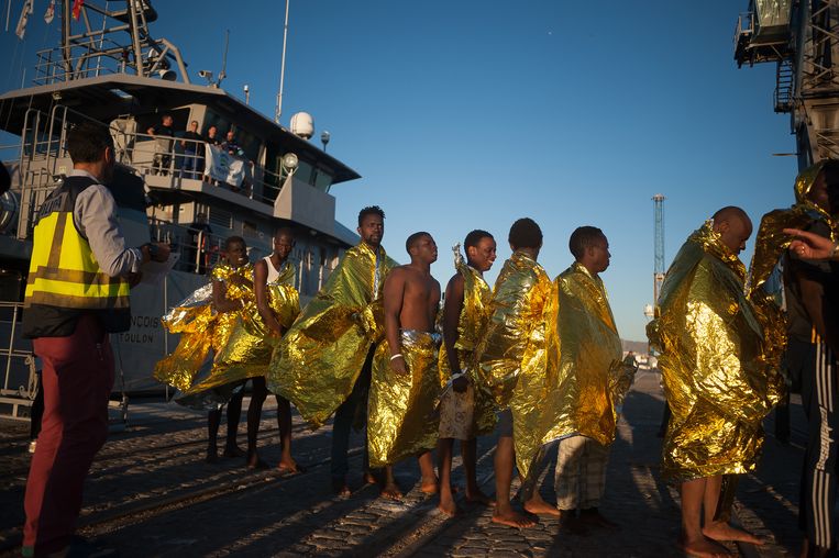 Een Frontex-boot zet migranten uit de Sub Sahara aan land in de haven van het Spaanse Malaga.   Beeld Getty