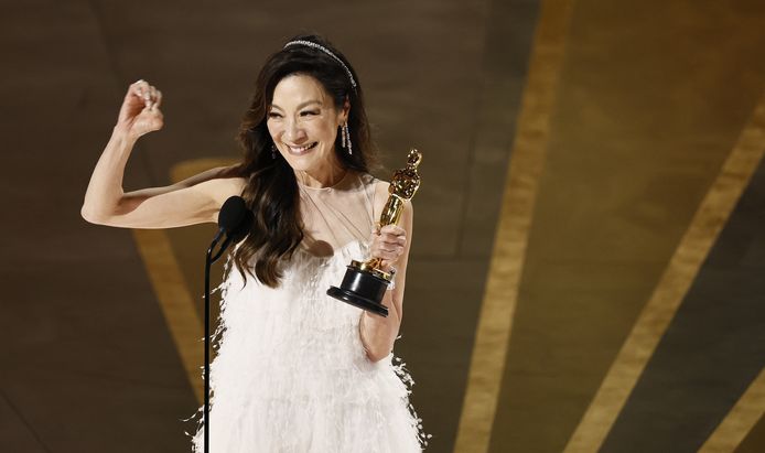 Michelle Yeoh reçoit l'Oscar de la meilleure actrice.
