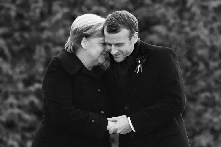 Met de Franse president Emmanuel Macron bij de herdenking van 100 jaar einde van de Eerste Wereldoorlog, 10 november 2018. 
(Foto uit het boek Angela Merkel. De kanselier en haar tijd) Beeld picture alliance/AP Photo