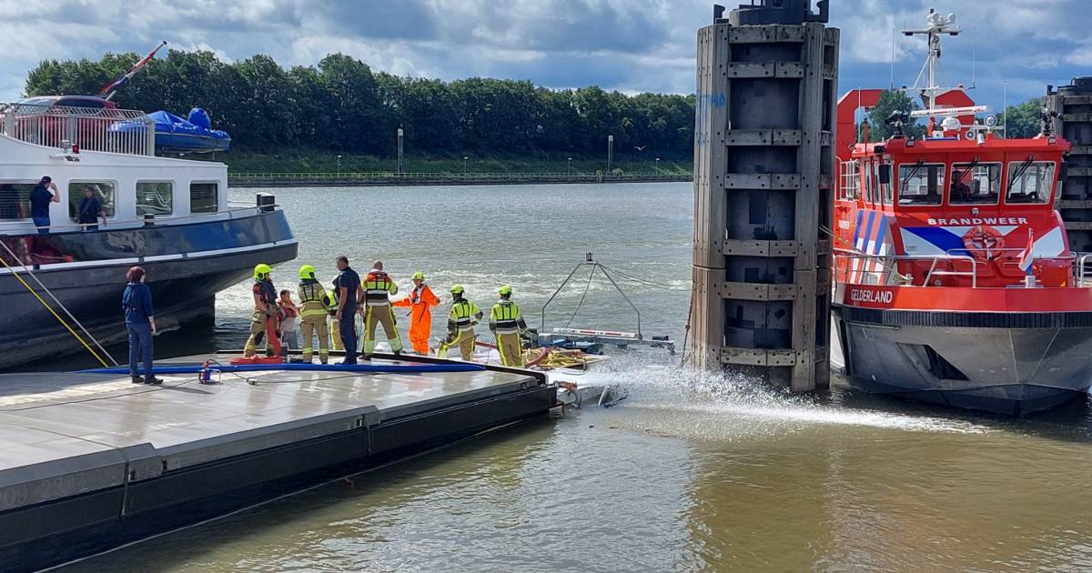 Extra pompen helpen: zinkend binnenvaartschip bij Weurt komt langzaam weer omhoog | Nijmegen
