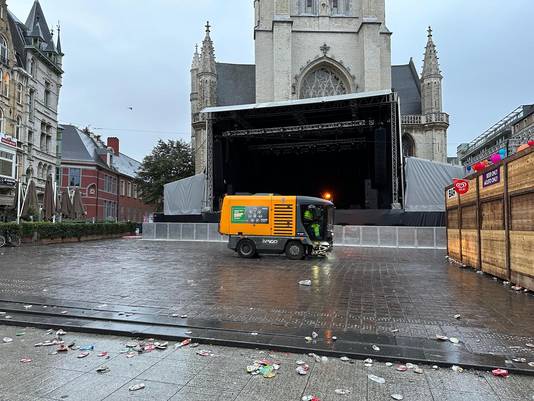 Sint-Baafsplein viene ripulito l'ultimo giorno