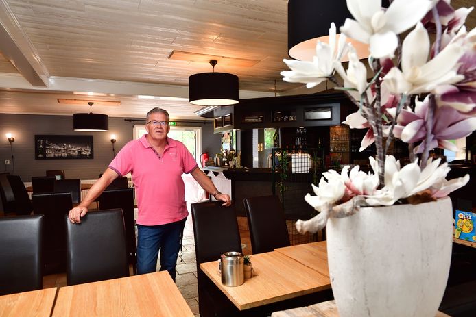 Kees van Merriënboer, de eigenaar van ’t Ossekopke, ontvangt deze zomer een derde van het gebruikelijke aantal klanten. ,,We houden het hoofd boven water, maar ik houd mijn hart vast voor de herfst.”