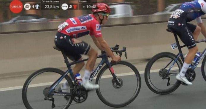 Evenepoel rijdt rond met een gescheurde broek na een valpartij.