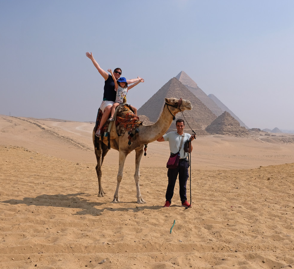 Tikva Looijen samen met haar man en dochter op vakantie in Egypte.