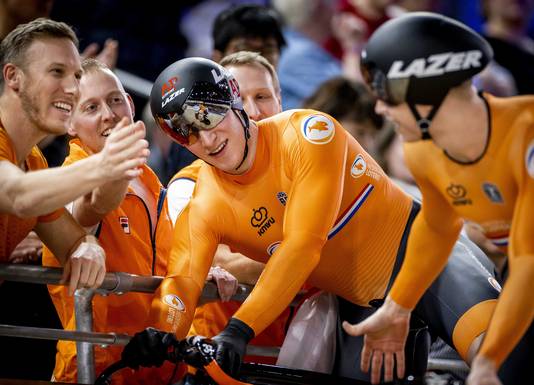 Jeffrey Hoogland en Harrie Lavreysen vieren het winnen van de Team Sprint op de eerste dag van de wereldkampioenschappen baanwielrennen.