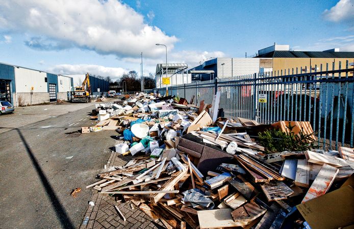 Grofvuilaanbieders storten massaal hun grofvuil langs het hek bij de ingang van de grofvuildienst op de Tractieweg .