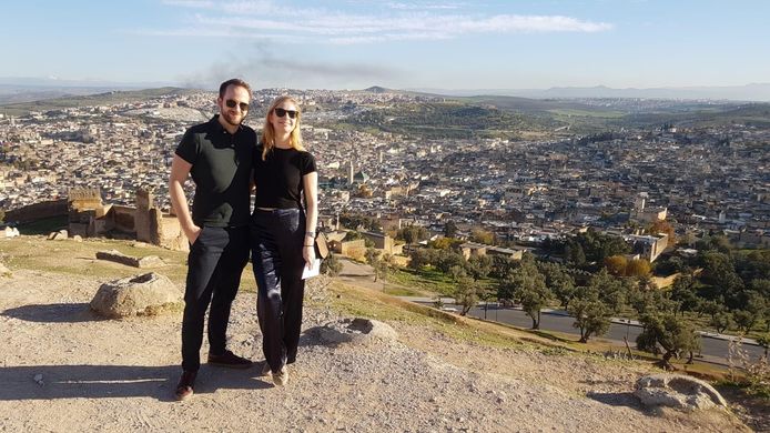 Julia (op foto met vriend Maxim) kan nu genieten van haar vakantie in Fez.