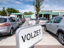 Tot zes uur wachten en liefst twee keer naar huis gestuurd: opnieuw lange rijen aan autokeuring, maar “absoluut niet zoals in de zomer”