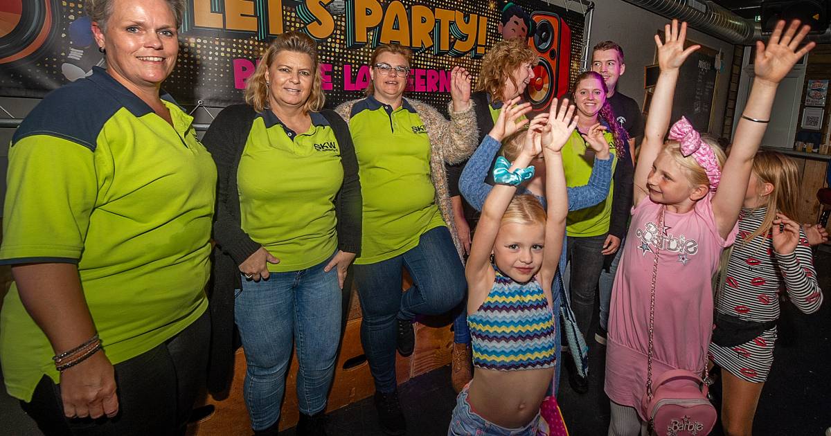 Van K3 tot Rammstein bij kinderdisco Sint Willebrord: ‘Het was zo druk, we moesten wisselgeld zoeken