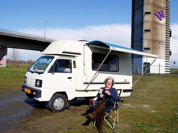 Annet (65) maakt zichzelf én anderen weer blij met haar camper: ‘Schouders eronder en door’