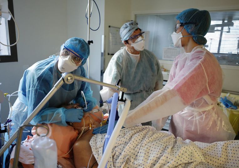 Archiefbeeld: gezondheidswerkers verzorgen een coronapatiënt op de intensivecareafdeling van het Pasteur ziekenhuis in Nice. Beeld REUTERS