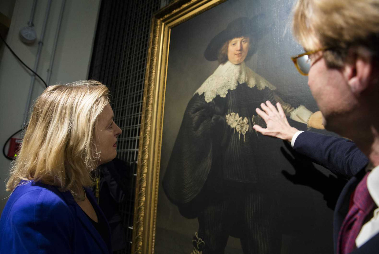 Minister Jet Bussemaker van Cultuur kijkt naar de twee Rembrandt-portretten. Beeld ANP
