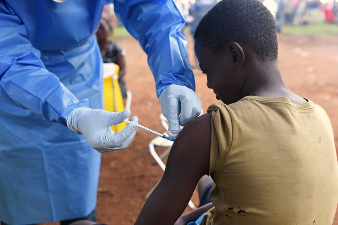 Een jongen krijgt een vaccin tegen ebola.