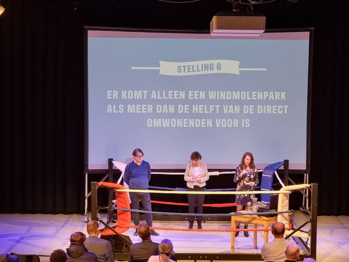 Beeld uit het debat, dat zich afspeelde in een boksring en aan de hand van stellingen. Links Gertjan te Hoonte (VVD), rechts Rachel Heijne van GroenLinks en in het midden debatleider Suzanne Bollen.
