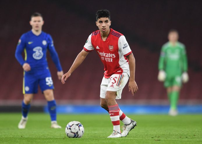 Salah-Eddine Oulad M’Hand in een duel voor de Onder 23 van Arsenal, tegen Chelsea.